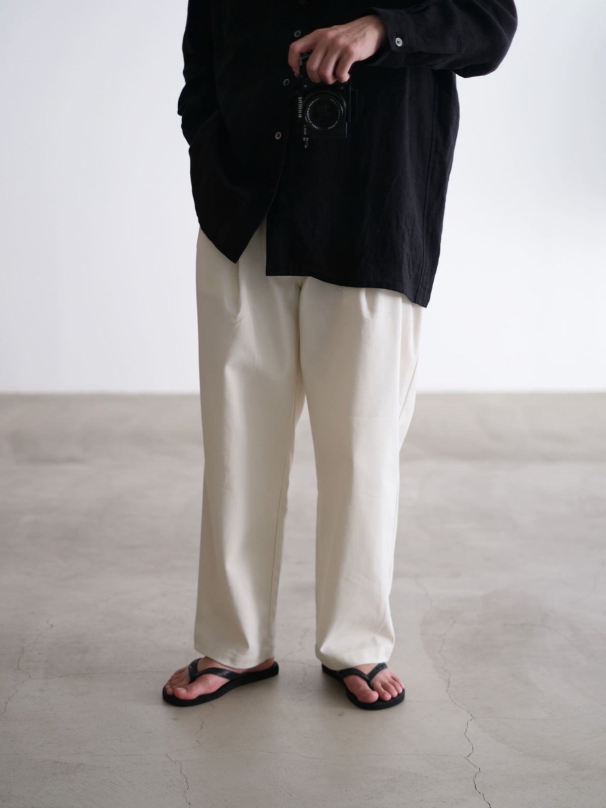 DEEP TUCK PRESSED PANTS