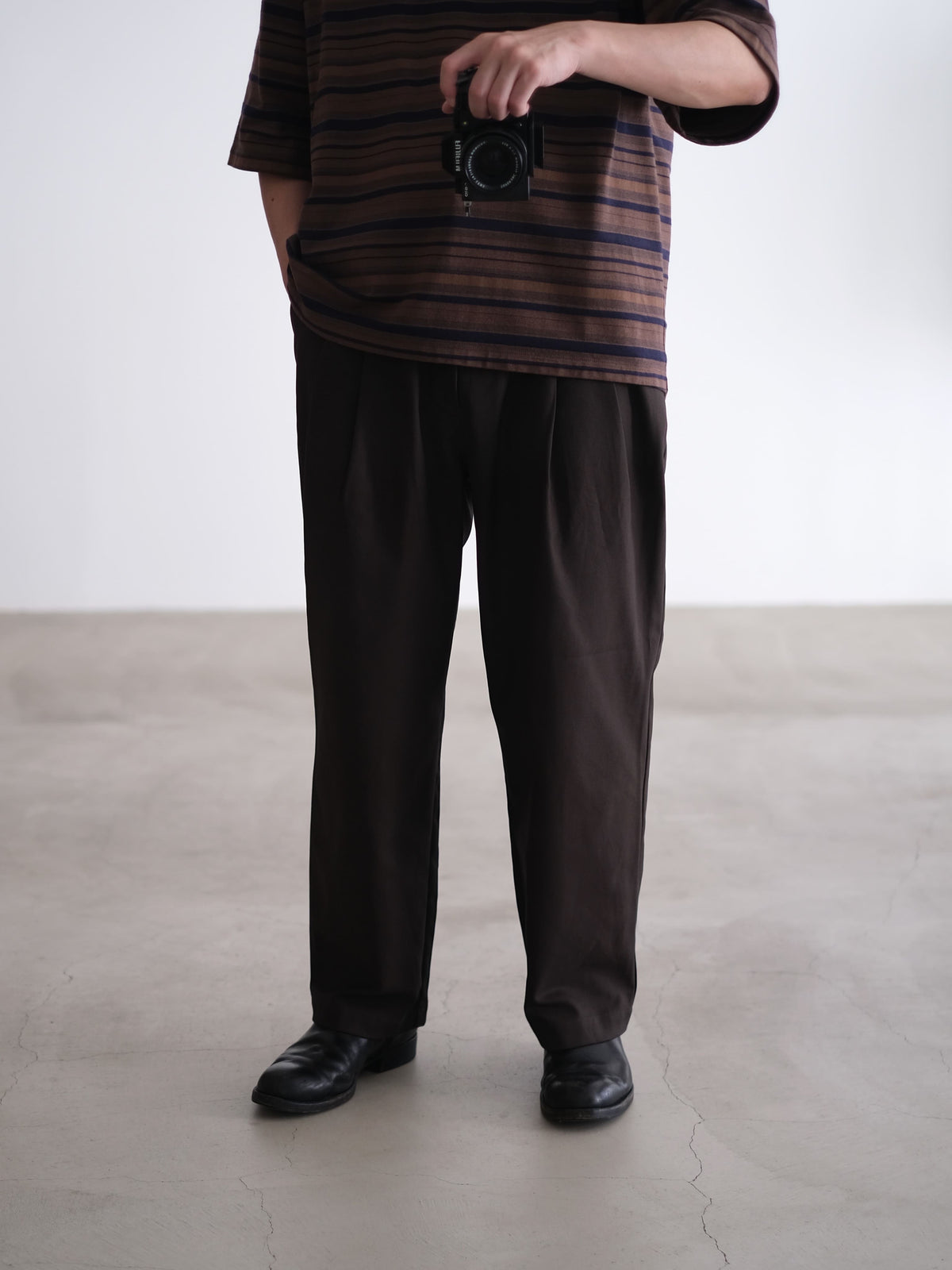 DEEP TUCK PRESSED PANTS