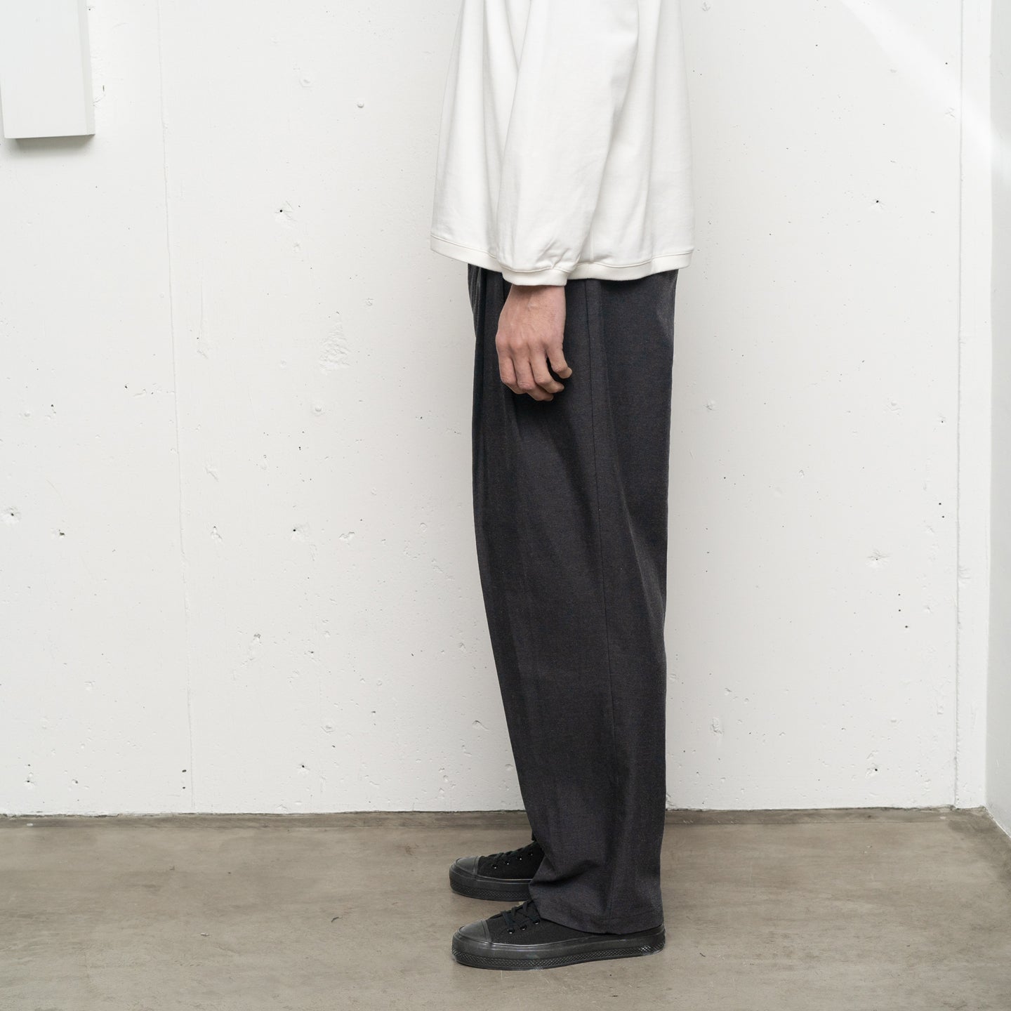 DEEP TUCK PRESSED PANTS