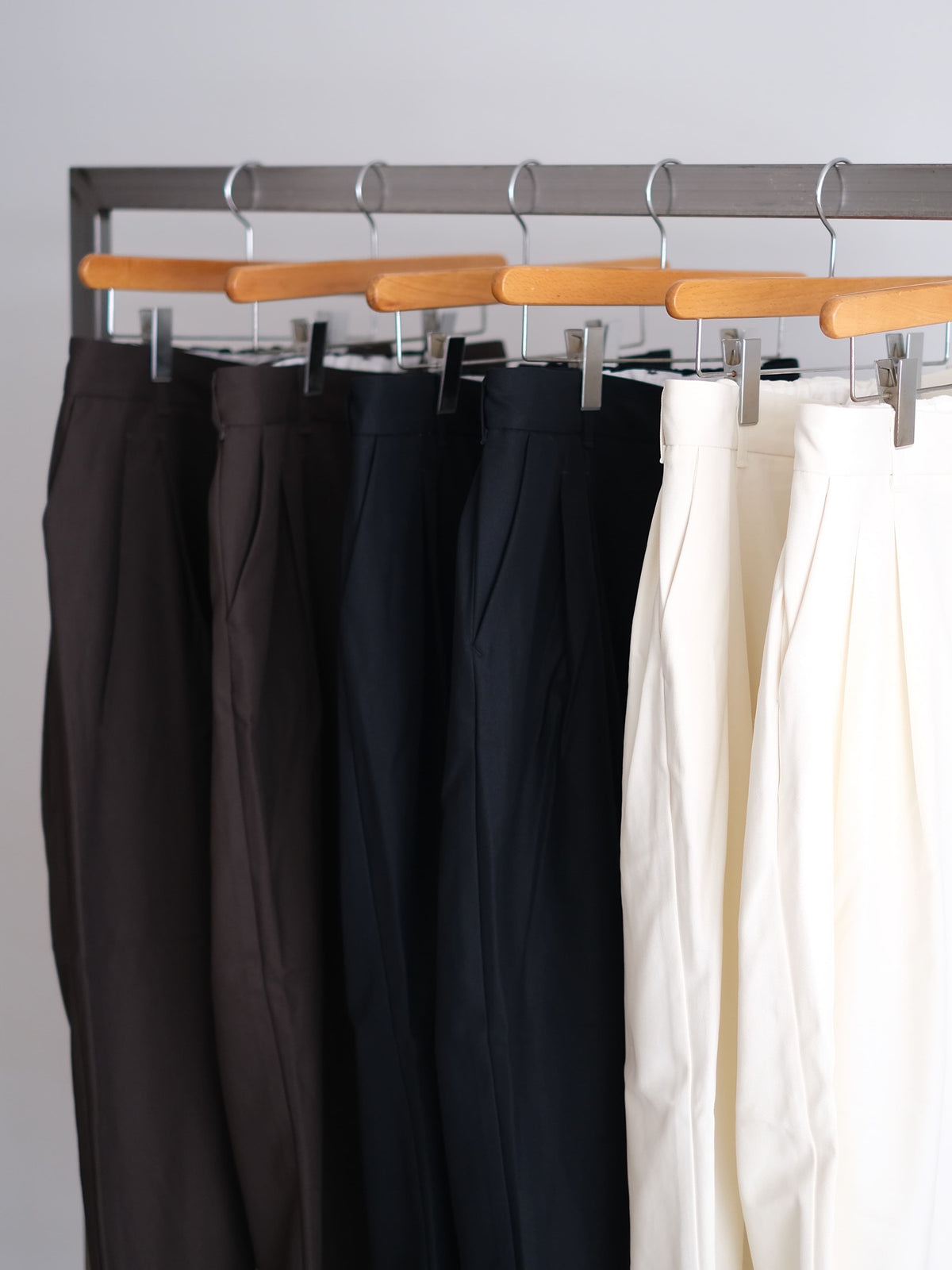 DEEP TUCK PRESSED PANTS