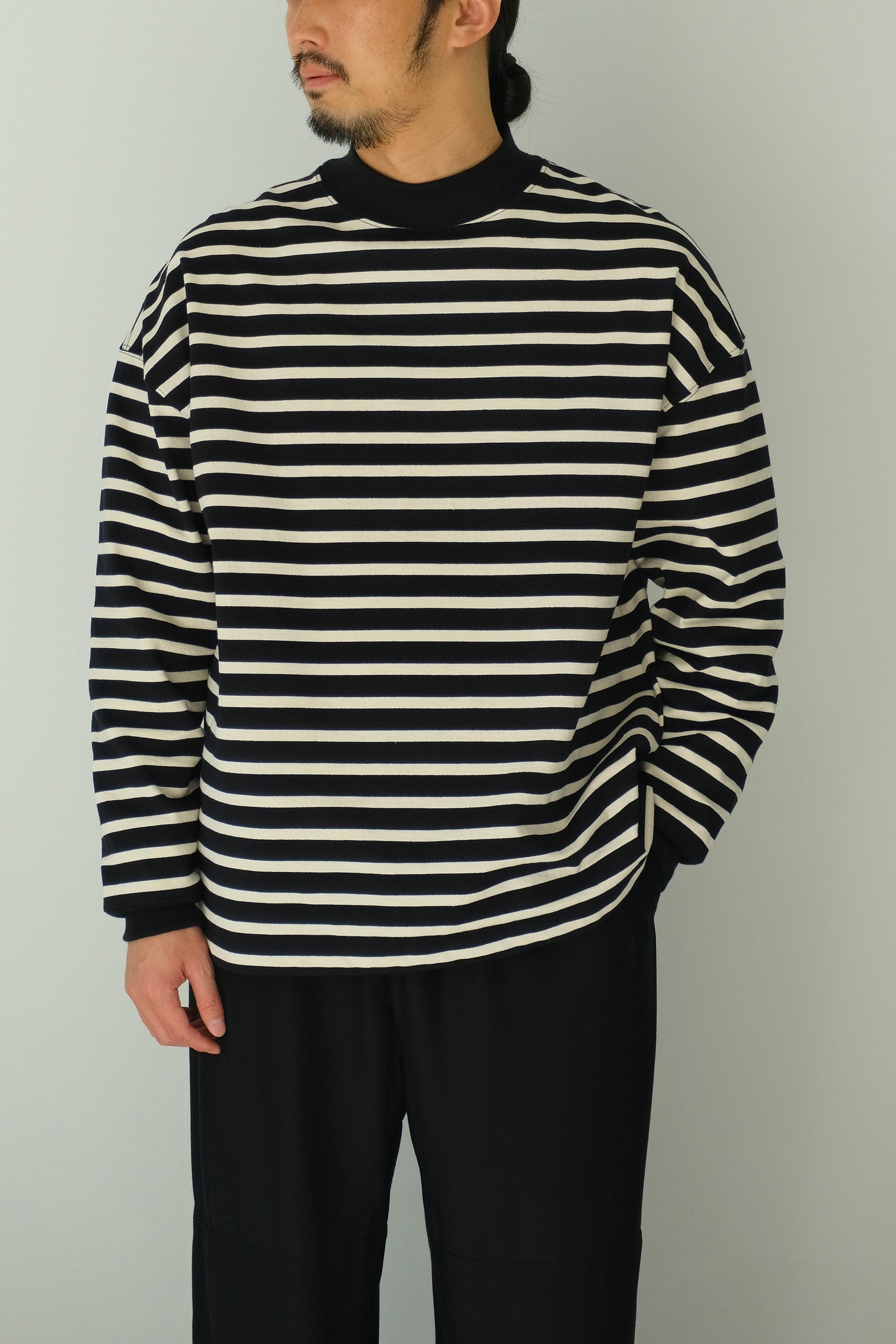 MOCK NECK BORDER LONG SLEEVE T-SHIRT