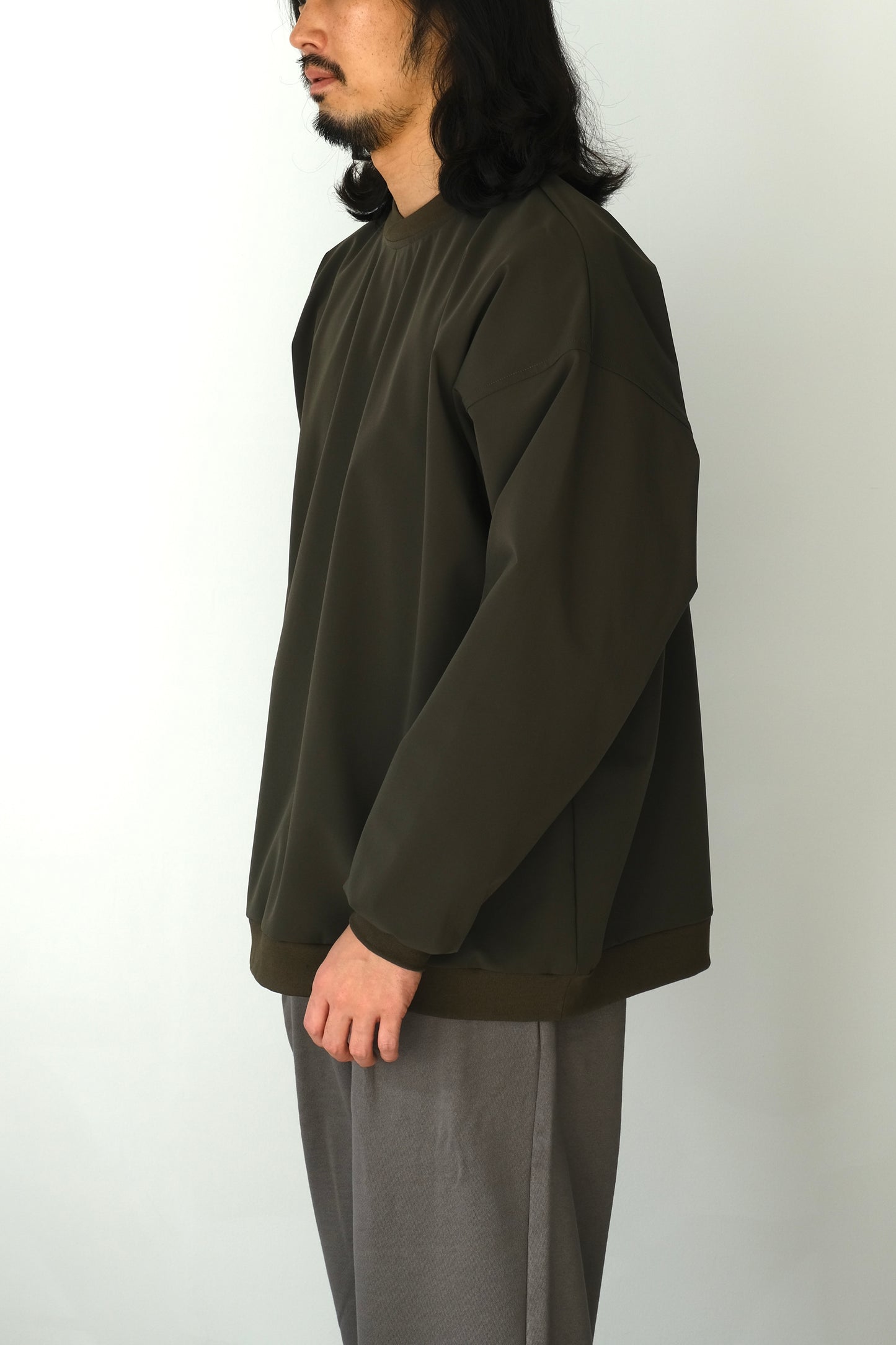 COMFORTABLE NYLON STRETCH CREWNECK