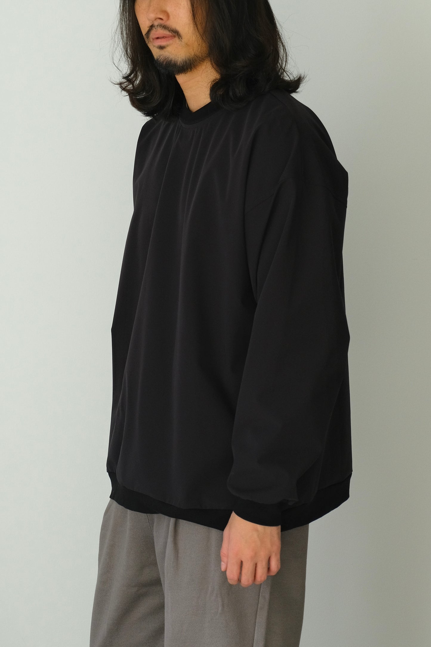 COMFORTABLE NYLON STRETCH CREWNECK