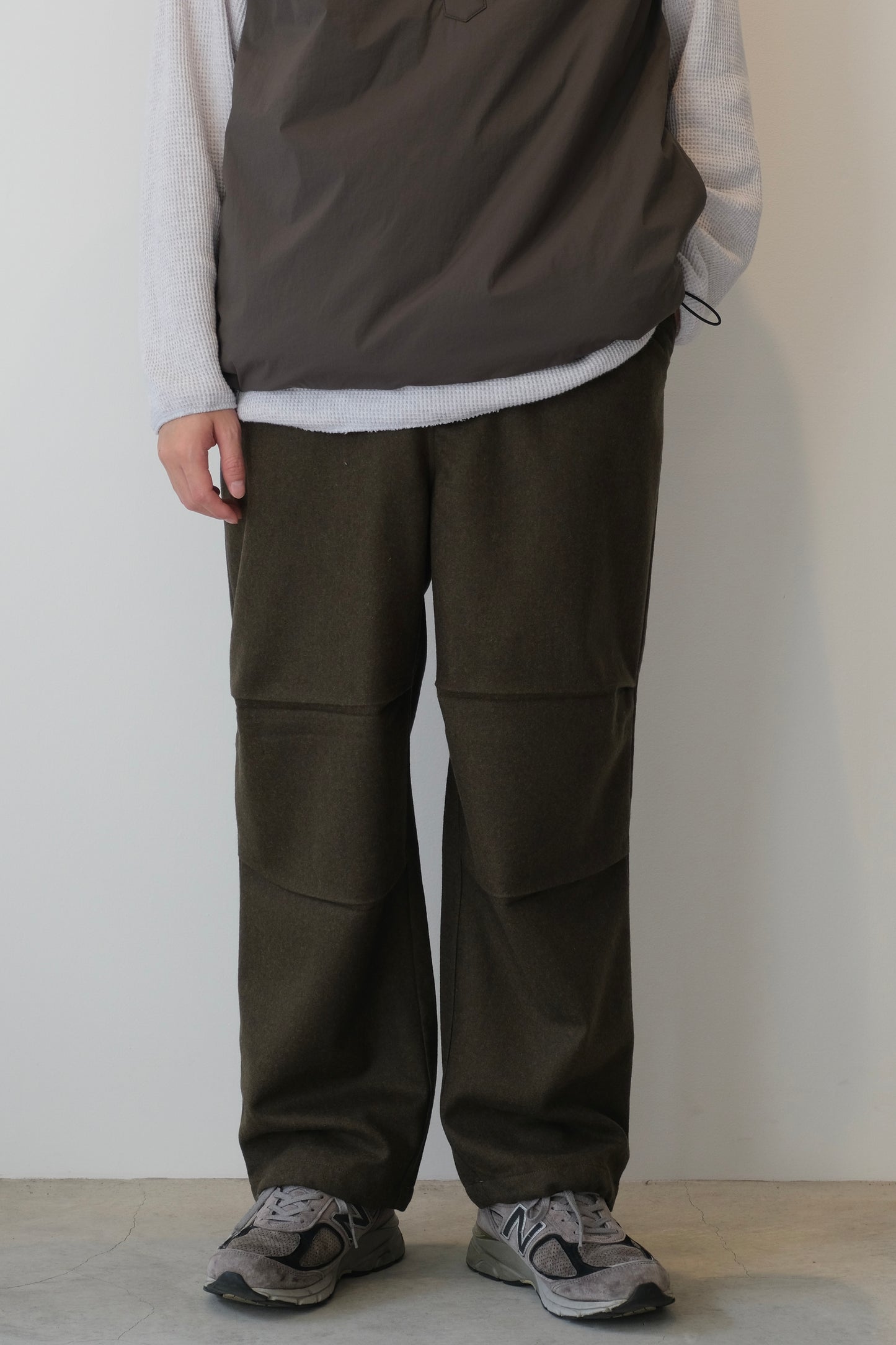 WOOL KNEE TUCK PANTS