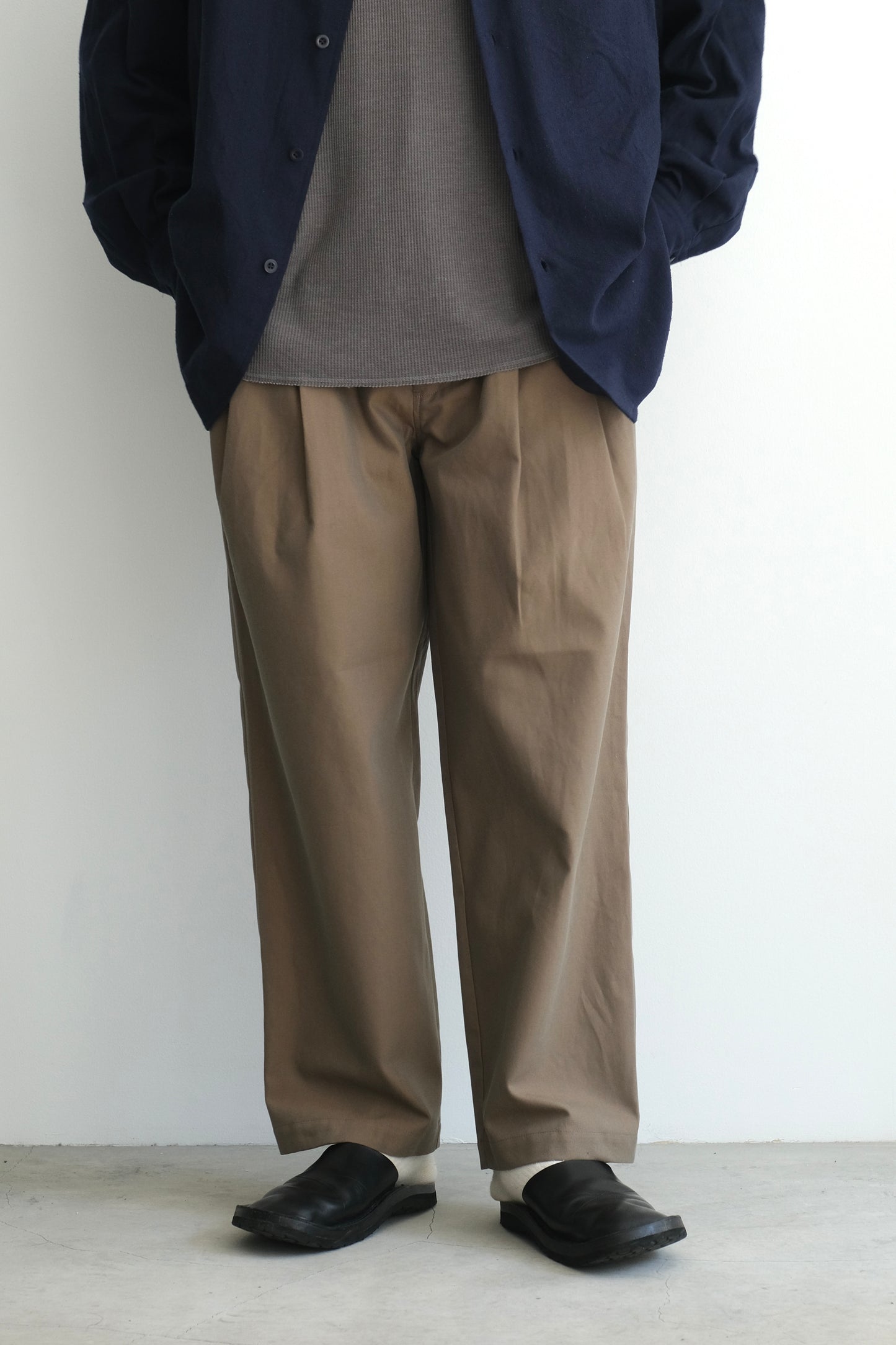 DEEP TUCK PRESSED PANTS