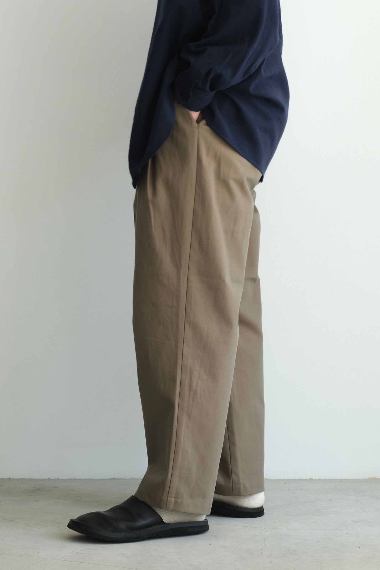 DEEP TUCK PRESSED PANTS