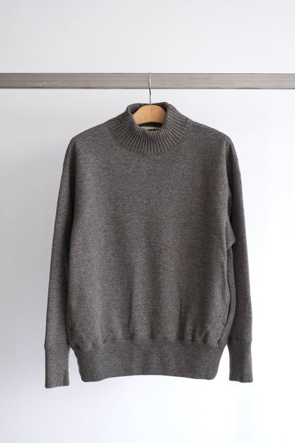 TURTLE NECK SWEATSHIRT