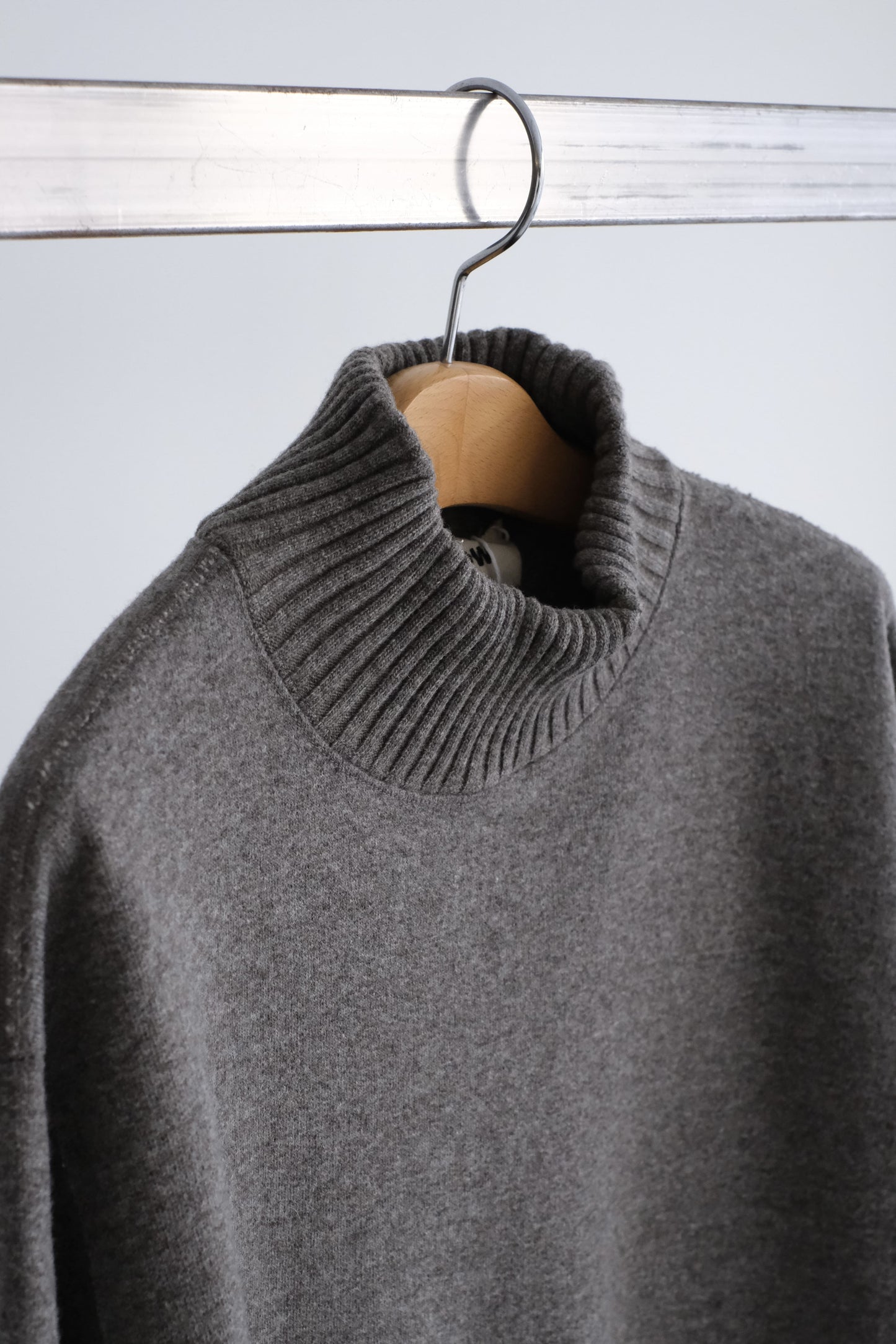 TURTLE NECK SWEATSHIRT