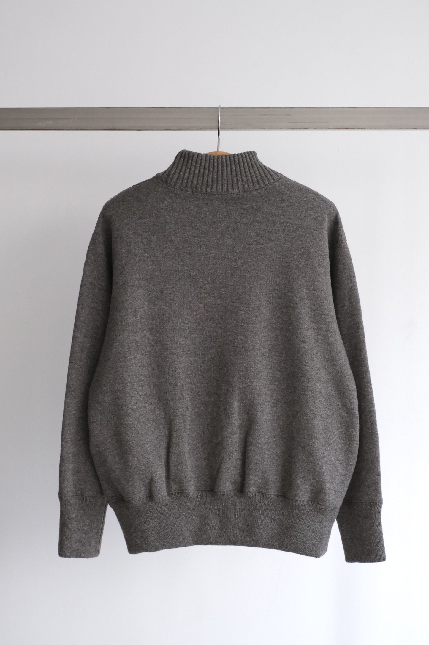 TURTLE NECK SWEATSHIRT