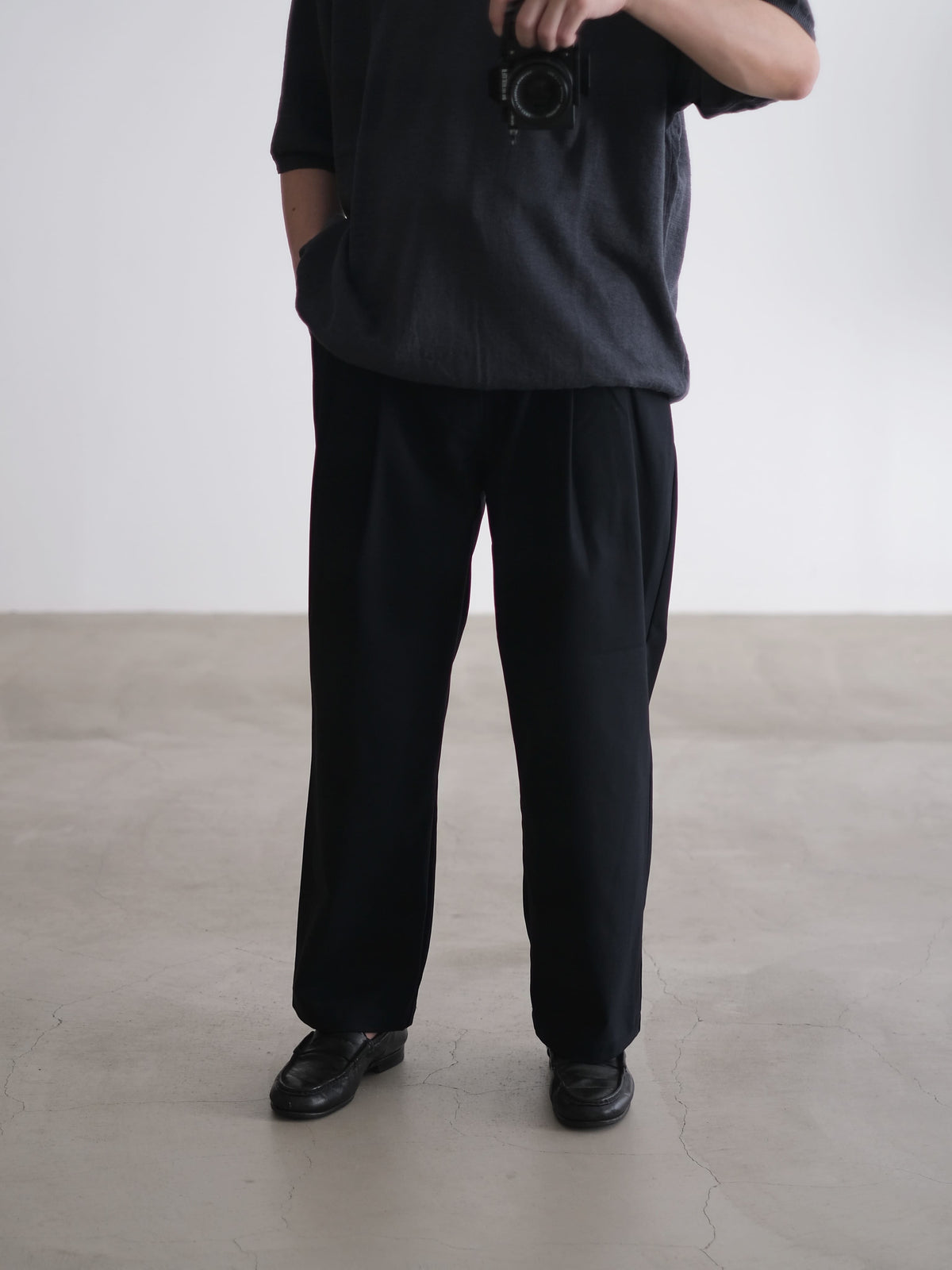 DEEP TUCK PRESSED PANTS