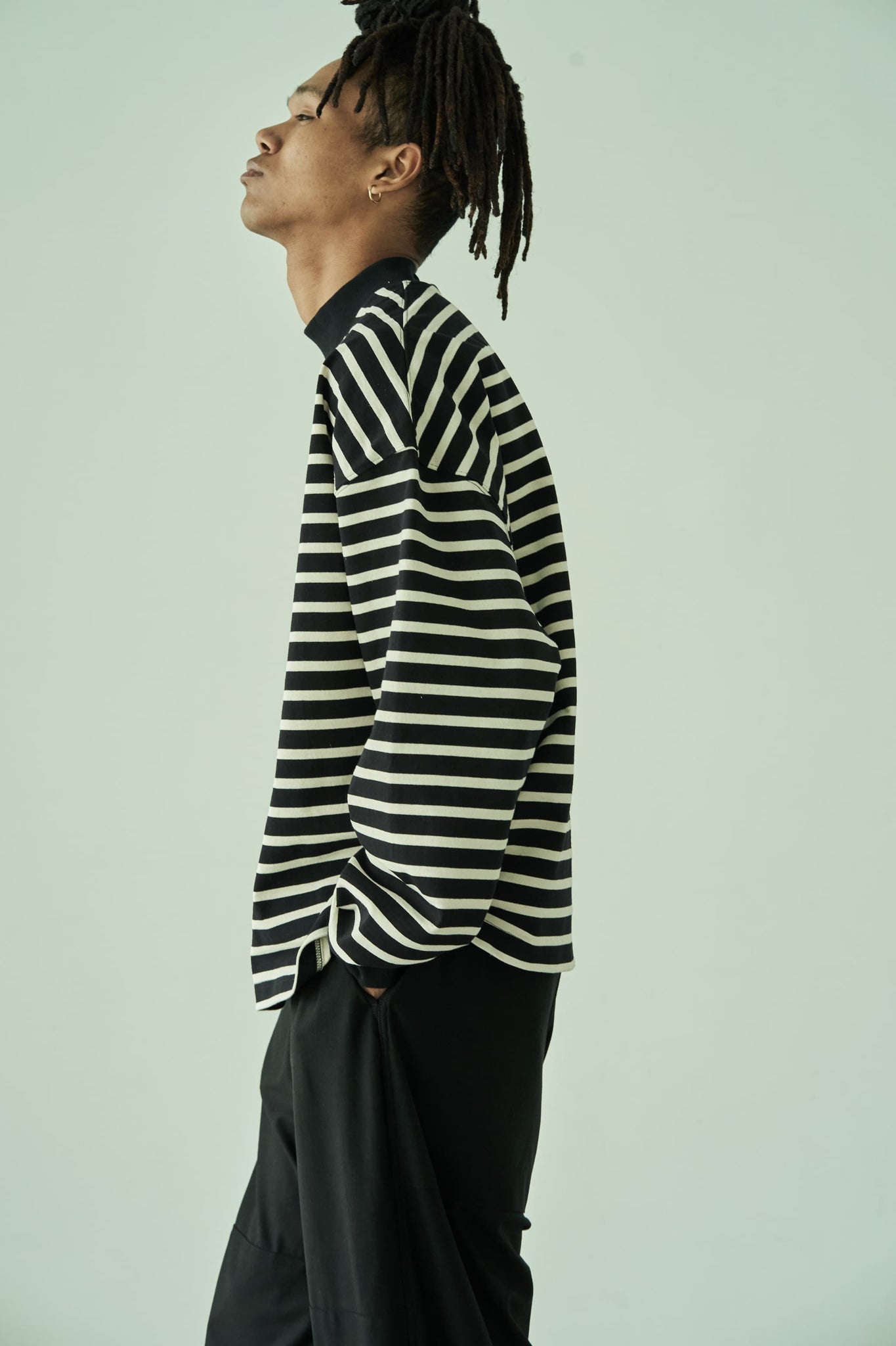 MOCK NECK BORDER LONG SLEEVE T-SHIRT