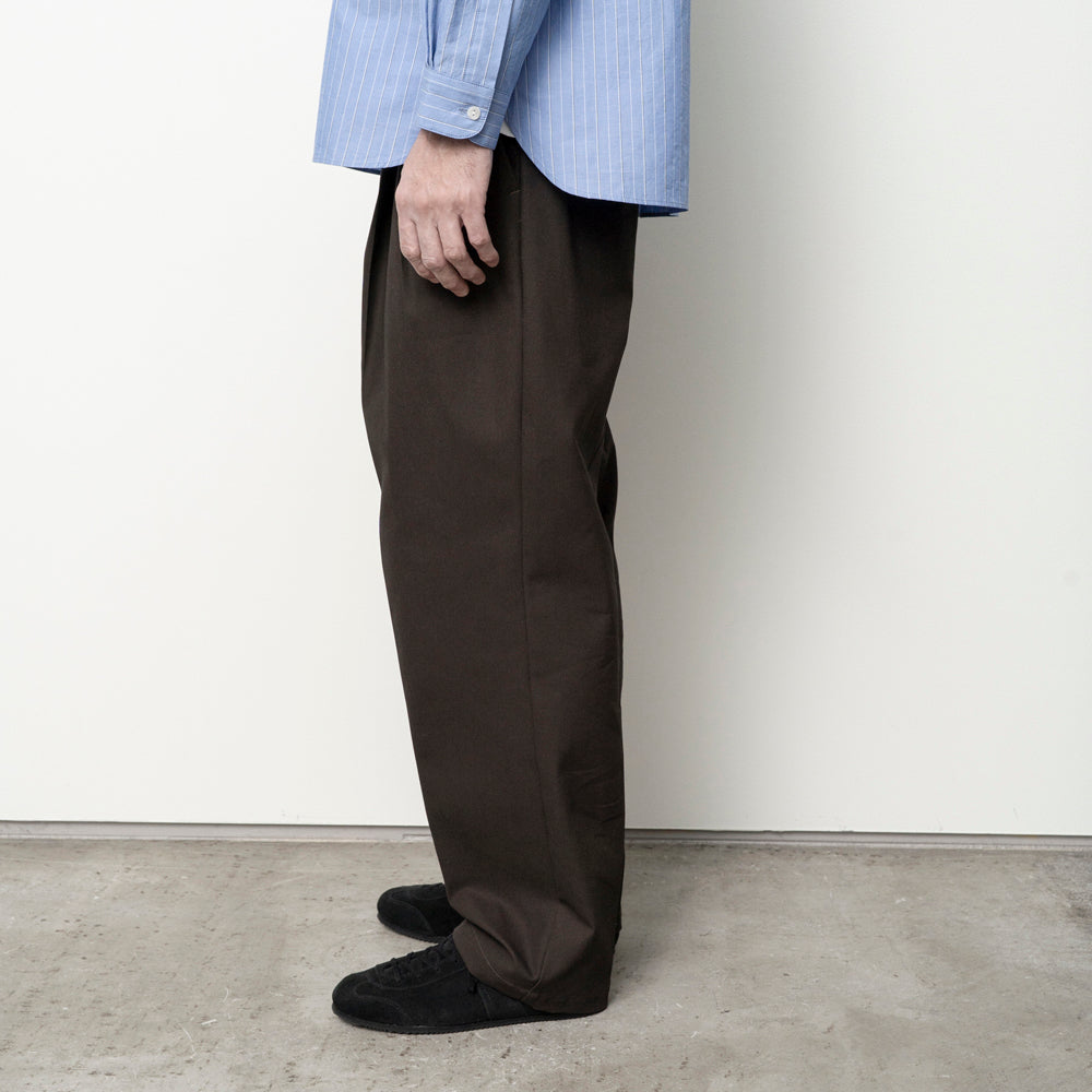 DEEP TUCK PRESSED PANTS