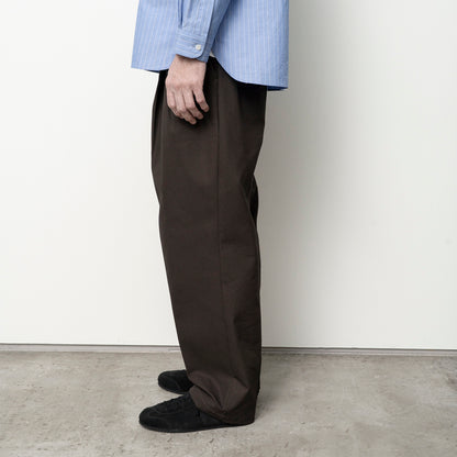 DEEP TUCK PRESSED PANTS